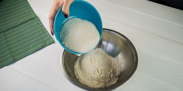 Рецепт пирога с грушами: смешайте муку и сахар