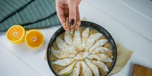 Пирог с грушами и грецкими орехами: перелейте тесто в форму