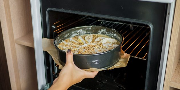 Пирог с грушами и грецкими орехами: выпекайте в разогретой до 180 °С духовке от 25 до 50 минут