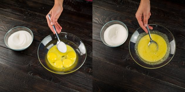 Пошаговый рецепт тирамису: добавьте в желтки сахар и разотрите смесь добела