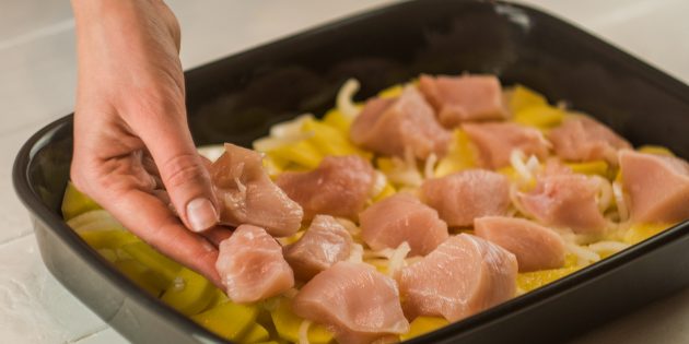 Как приготовить картошку с мясом в духовке: следующим слоем выложите мясо