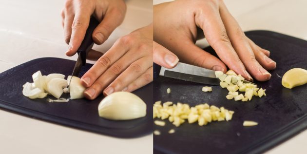 Как приготовить картошку с мясом в духовке: порежьте лук и чеснок
