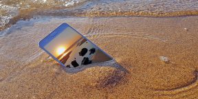 Как спасти телефон, который упал в воду: что делать в первую очередь