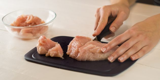 Рецепт картошки с мясом: Филе промойте, обсушите и нарежьте