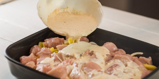Как приготовить картошку с мясом в духовке: щедро залейте картошку с мясом соусом