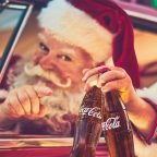 Началась новогодняя кампания Сoca-Cola: бокалы, часы, ёлочные игрушки — отправляй и получай подарки!