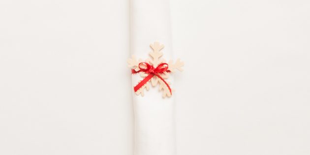 Как украсить новогодний стол: Кольца из ленты и декоративного элемента
