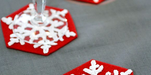 Как украсить новогодний стол: Украсьте бокалы