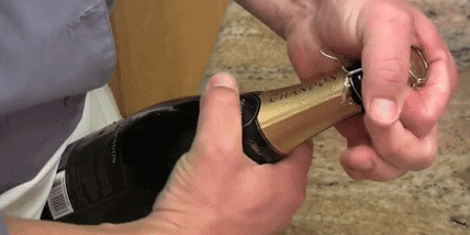 Как открыть шампанское своими руками: Плавно поворачивайте бутылку