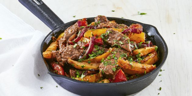 Блюда из говядины: Тёплый салат с говядиной и картошкой фри
