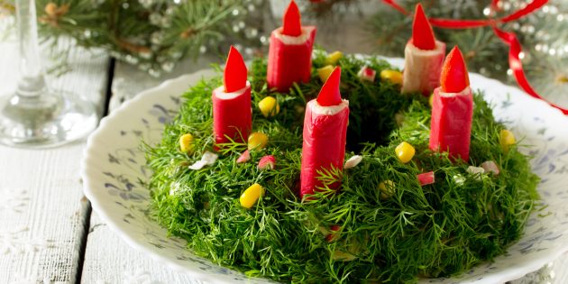 Новогодние блюда: Салат с крабовыми палочками «Рождественский венок»
