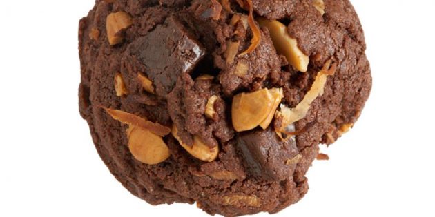 Шоколадное печенье с кокосом и орехами