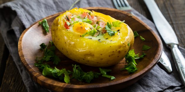 Запечённый картофель в духовке с яйцом, сыром и беконом: простой рецепт
