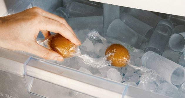 пищевая плёнка: яйца в морозилке