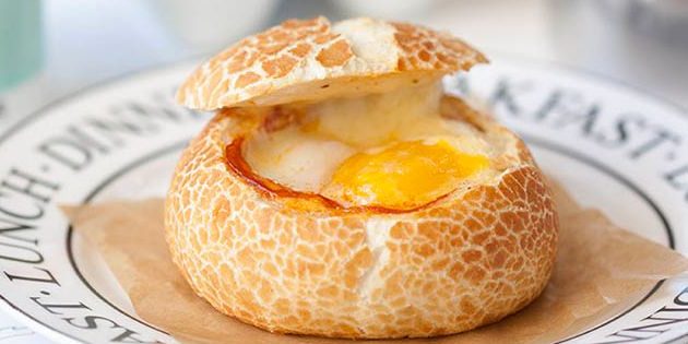 Рецепты из яиц: яйцо в булочке