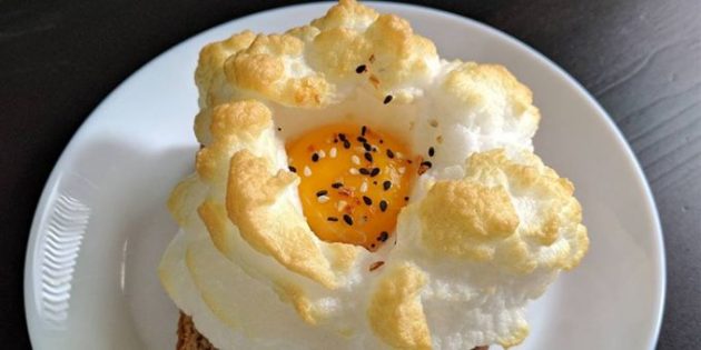 Рецепты из яиц: желток на «облачке»