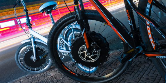 С этим колесом можно превратить любой велосипед в электробайк за 30 секунд