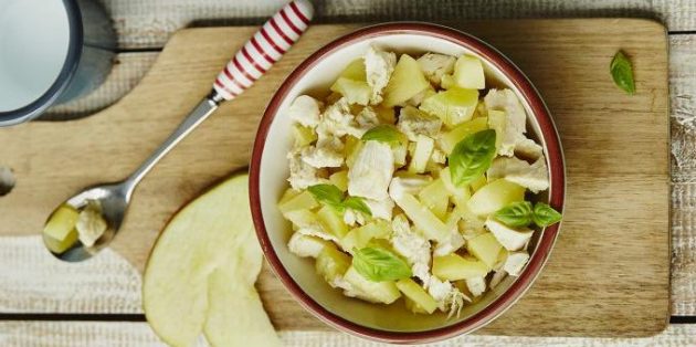 Рецепты с яблоками: Салат с яблоком и курицей