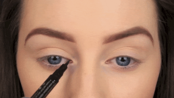 Гениальный лайфхак, как рисовать идеальные стрелки на глазах - Лайфхакер