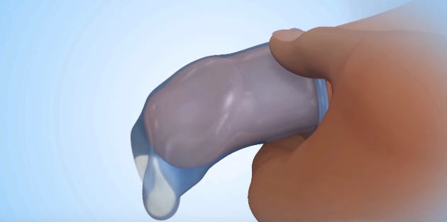 Порно видео женщины надевают презерватив