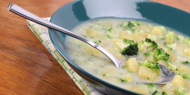 овощные супы: суп с брокколи, картошкой и пармезаном