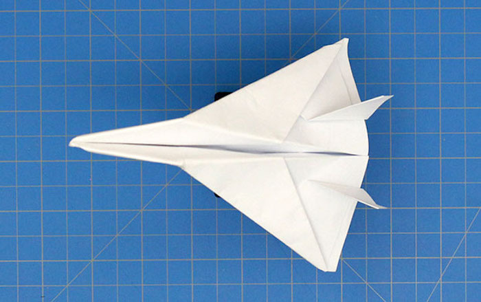 Оригами самолет, который далеко и хорошо летает.