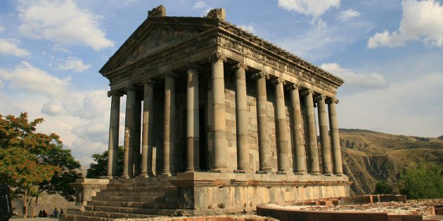 Страны ближнего зарубежья: языческий храм Гарни в Армении