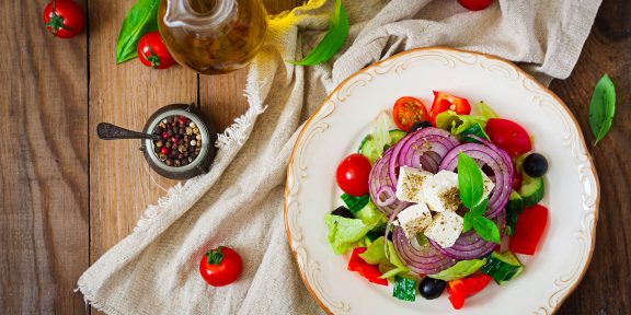6 рецептов греческого салата: от классики до самых креативных идей