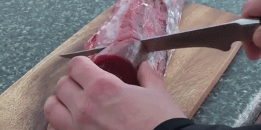 Как приготовить стейк: Нарезайте мясо перпендикулярно волокнам