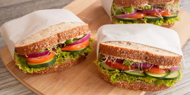 Сэндвич с греческим салатом и нутовой пастой