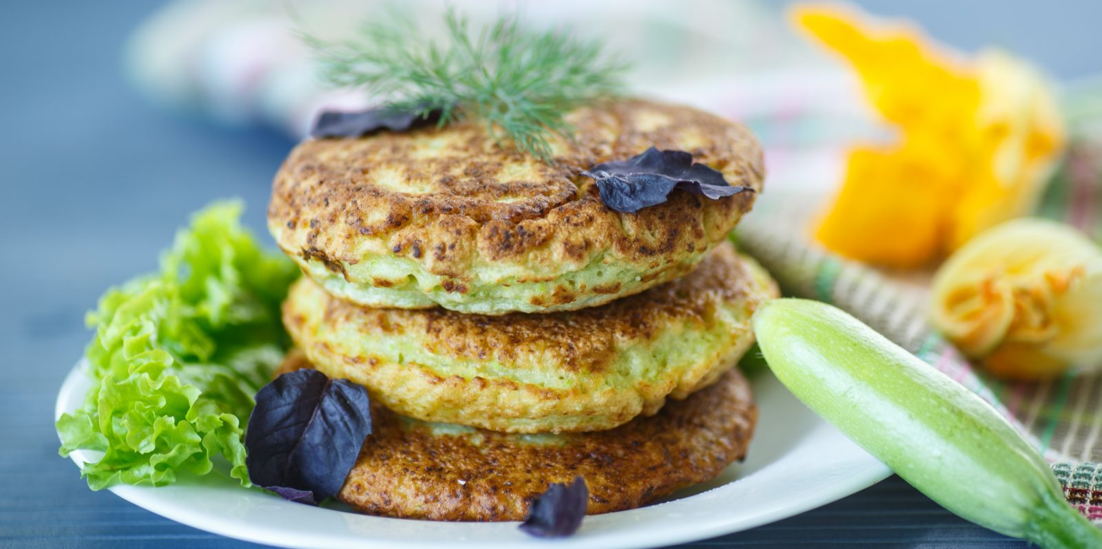 Оладушки из кабачков пышные с мукой. Оладушки из кабачков пышные с мукой. Оладьи из кабачков. Оладьи из цукини. Оладьи из цукини.