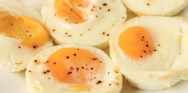 Простые запечённые яйца в духовке