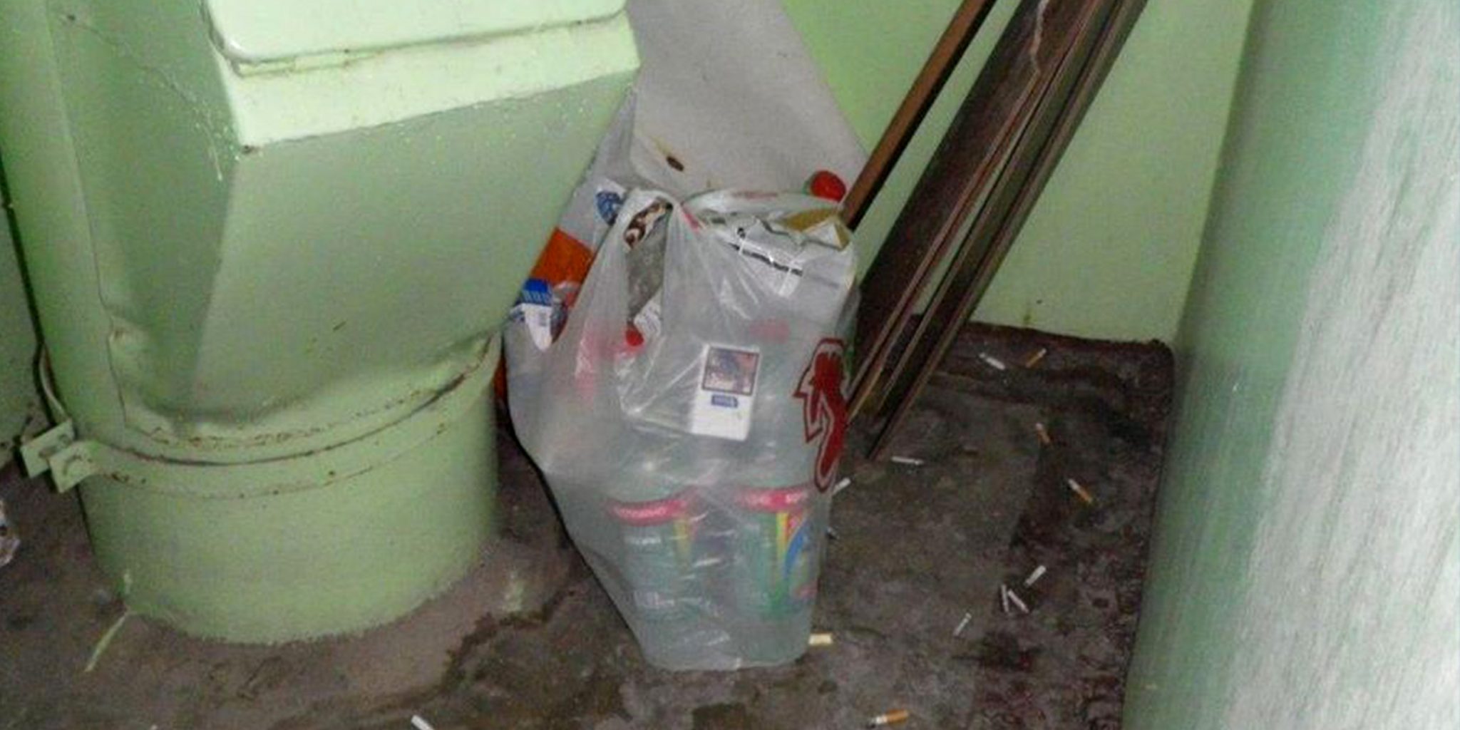 Сбрасывать в мусоропровод. Сбрасывать в мусоропровод. Мусоропровод в квартире на кухне. Замок на мусоропровод. Современный мусоропровод.