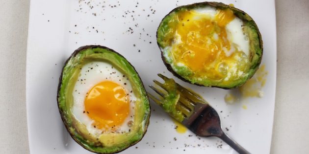Как приготовить яйца в духовке: Запечённые яйца в корзинках из авокадо