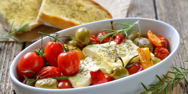 Рецепты: тёплый салат из помидоров, оливок и феты
