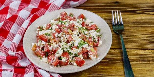 Рецепт салата с помидорами, болгарским перцем и творогом