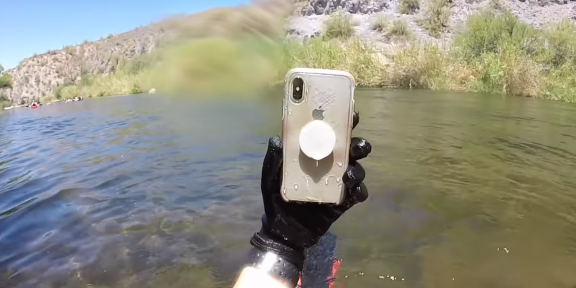 Видео дня: iPhone X остался рабочим после двух недель на дне реки