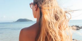 5 советов, которые сохранят ваши волосы здоровыми и блестящими во время отдыха на море