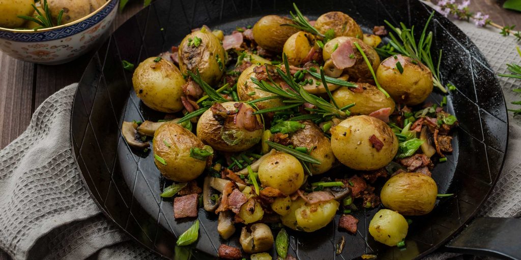 Как запечь картошку на противне в духовке: рецепт с фото