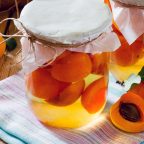 Как сварить компот из абрикосов и заготовить его на зиму