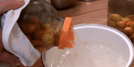 Как заготовить компот из абрикосов на зиму. Перелейте настоянную жидкость обратно в кастрюлю