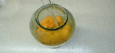 Как заготовить компот из абрикосов на зиму. Влейте получившийся сироп в банки и закатайте