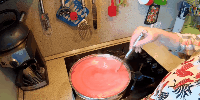 Рецепт желе из красной смородины: Интенсивно перемешивайте ягодную массу, иначе она убежит