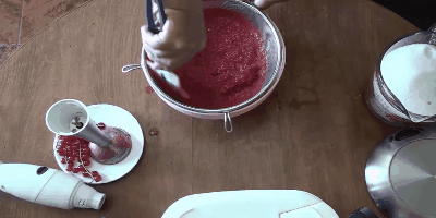 Рецепт желе из красной смородины без варки: Протрите ягодную массу сквозь сито
