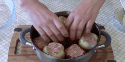 Как приготовить фаршированные перцы на плите: Выложите фаршированные перцы в большую кастрюлю