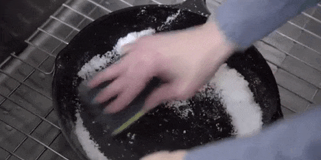 моющие средства для мытья посуды: Удалите прилипшие кусочки при помощи соли и соды