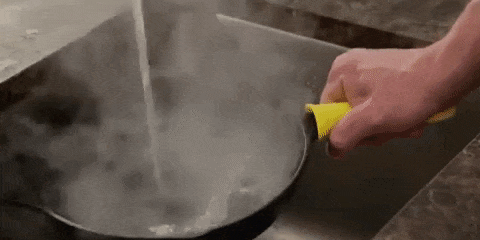 моющие средства для мытья посуды: Очистите чугун щёткой под горячей водой