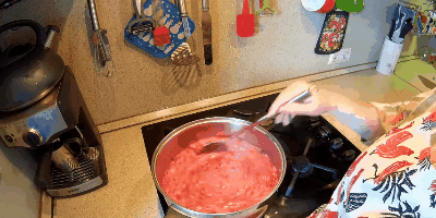 Рецепт желе из красной смородины: Когда смесь закипит, в кастрюле появится пенка.