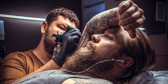 Как ухаживать за свежей татуировкой, чтобы сохранить её цвет