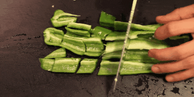 Гаспачо: Нарежьте овощи кубиками
